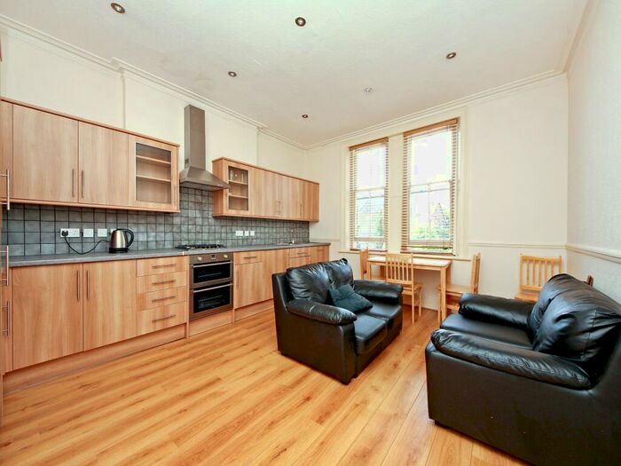4 Bedroom Apartment To Rent In Walm Lane, London, NW2