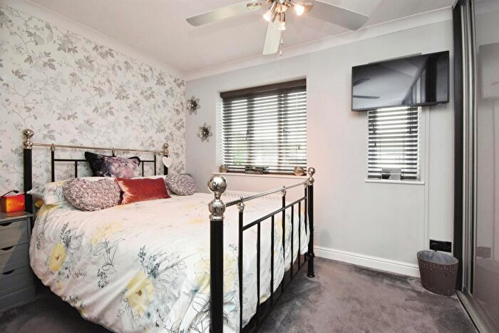 2 Bedroom End Of Terrace House For Sale In Sweet Briar Drive, Laindon, Basildon, SS15