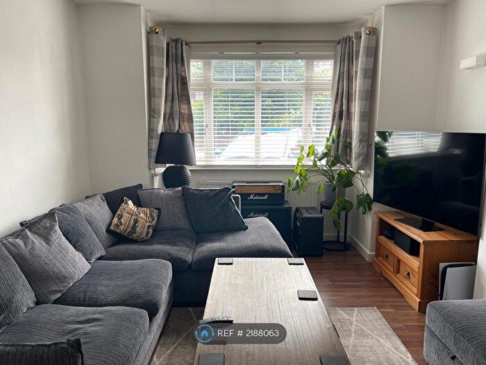 2 Bedroom Flat To Rent In Camberley Avenue, London, SW20