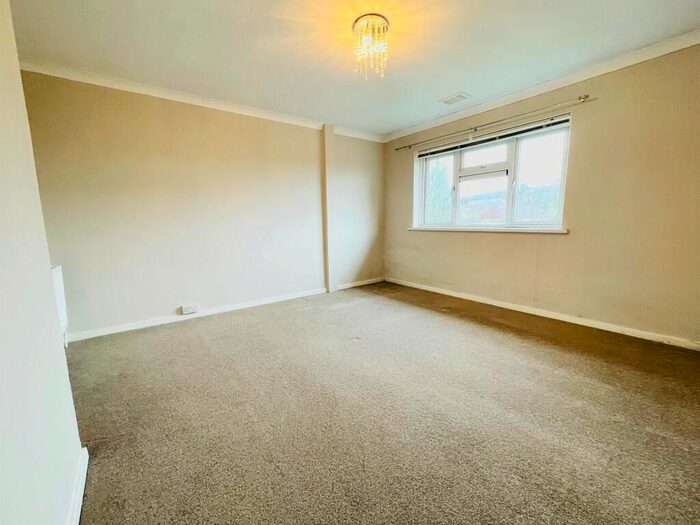 3 Bedroom Maisonette To Rent In Hollybush Estate, Cardiff, CF14