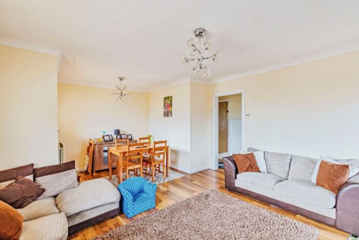 2 Bedroom Flat For Sale In Tylers Close, Godstone, Surrey, RH9