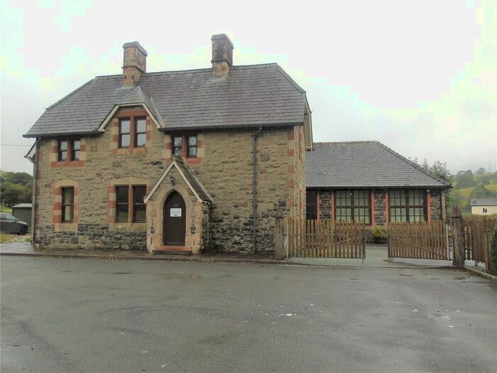 Parking/garage For Sale In Llanerfyl, Welshpool, Powys, SY21