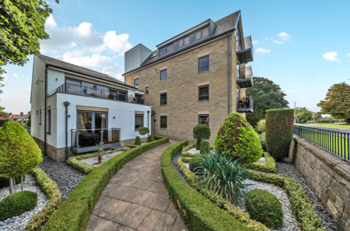 2 Bedroom Flat For Sale In Harrogate Road, Alwoodley, Leeds, LS17