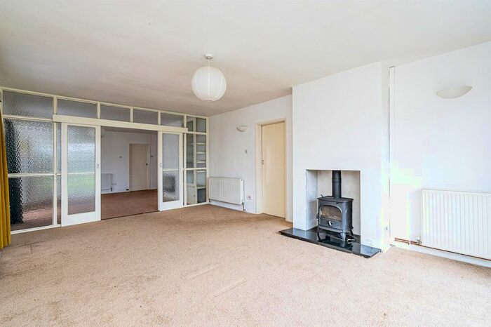 2 Bedroom Detached Bungalow For Sale In Stourbridge Road, Dudley, DY1