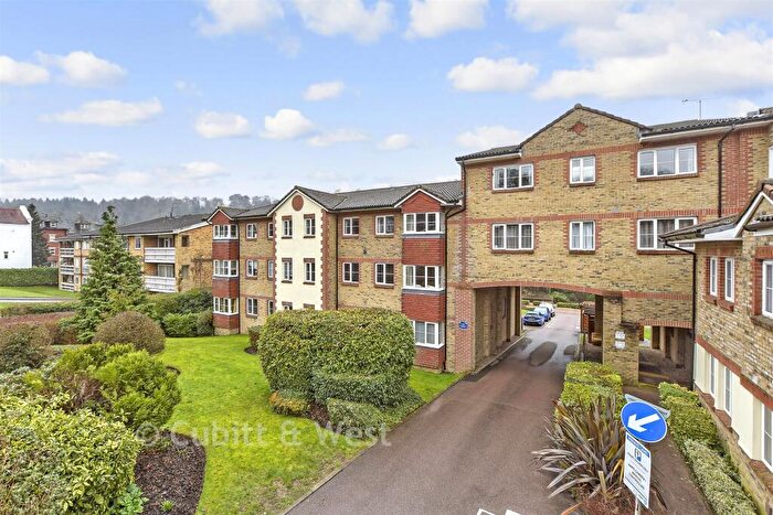 2 Bedroom Flat For Sale In Croydon Road, Caterham, Surrey, CR3