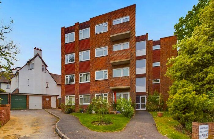 2 Bedroom Flat To Rent In Cranes Drive, Surbiton., KT5