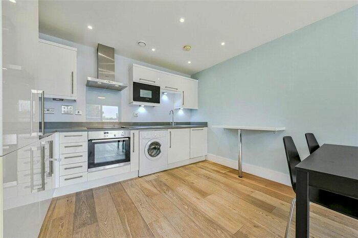3 Bedroom Flat To Rent In Tally Ho Apartments, London, NW5