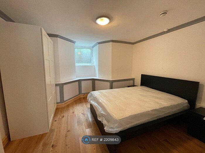 2 Bedroom Flat To Rent In Oakwood Avenue, Leeds, LS8