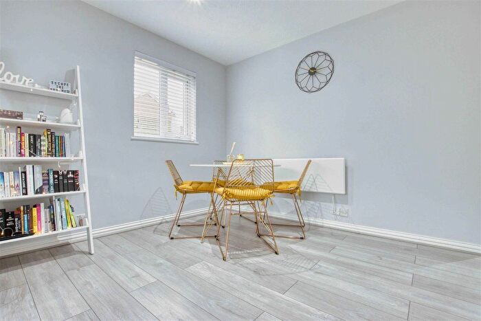 2 Bedroom Flat For Sale In Kensington Way, Borehamwood, WD6