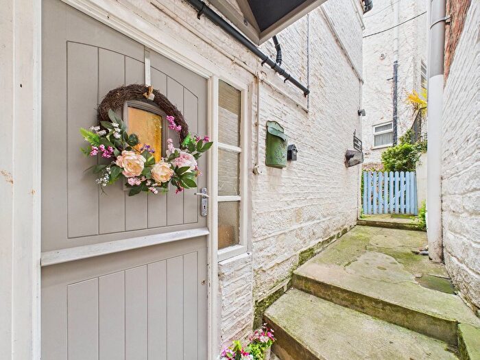 2 Bedroom Cottage For Sale In Whitby, YO21