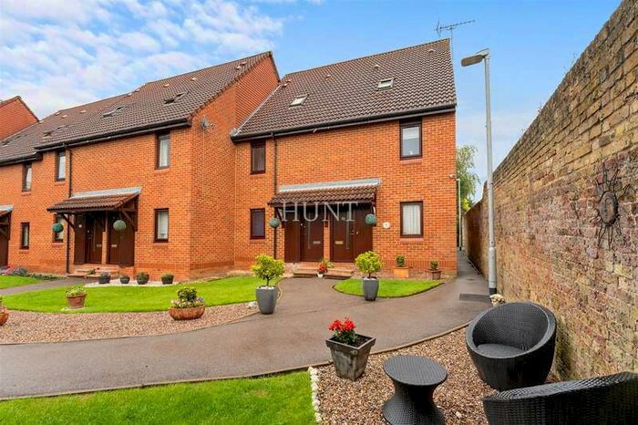 2 Bedroom Maisonette Flat To Rent In Chapelmount Road, Woodford Green, IG8