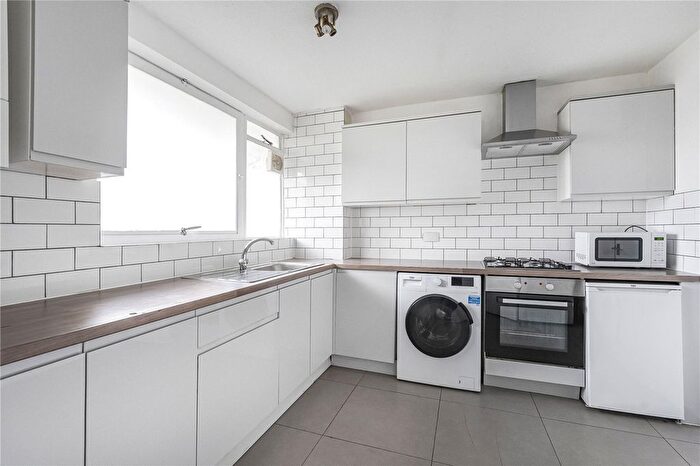 3 Bedroom Maisonette For Sale In Carlton Drive, London, SW15