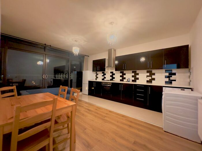 3 Bedroom Flat To Rent In Caxton Road, London, SW19