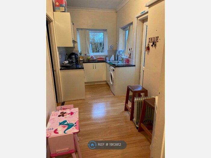 2 Bedroom Flat To Rent In Park Lane, Swindon, SN1