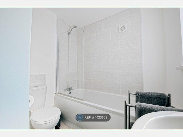 2 Bedroom Semi-Detached House To Rent In Sutton Approach, Leeds, LS14