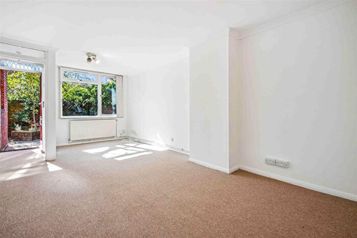 2 Bedroom Flat To Rent In More Close, St Pauls Court, London, W14
