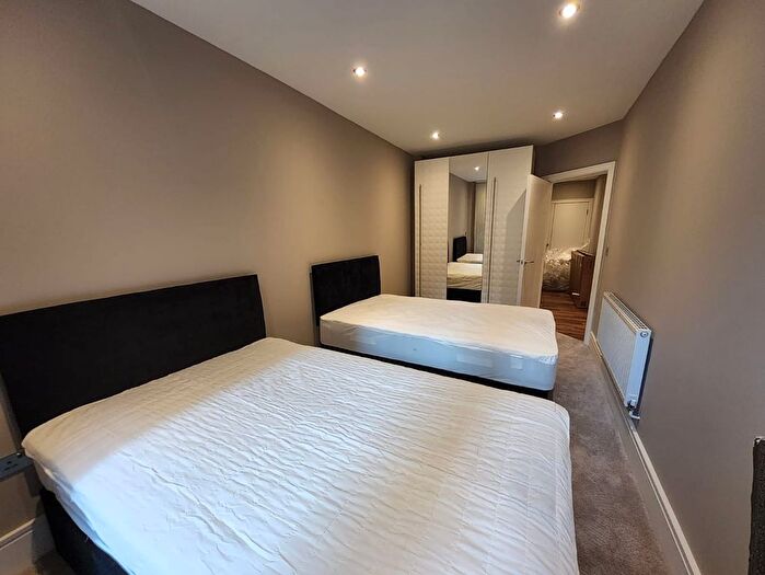 2 Bedroom Flat To Rent In Heather Gardens, London, NW11