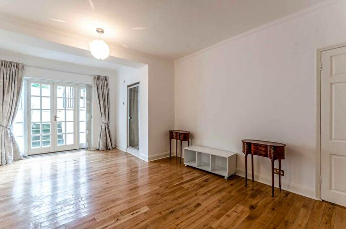 2 Bedroom Maisonette To Rent In Thornhill Crescent, Barnsbury, London, N1