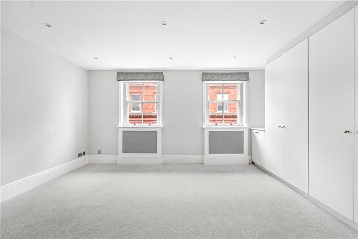 3 Bedroom Flat To Rent In Museum Street, Bloomsbury, London, WC1A