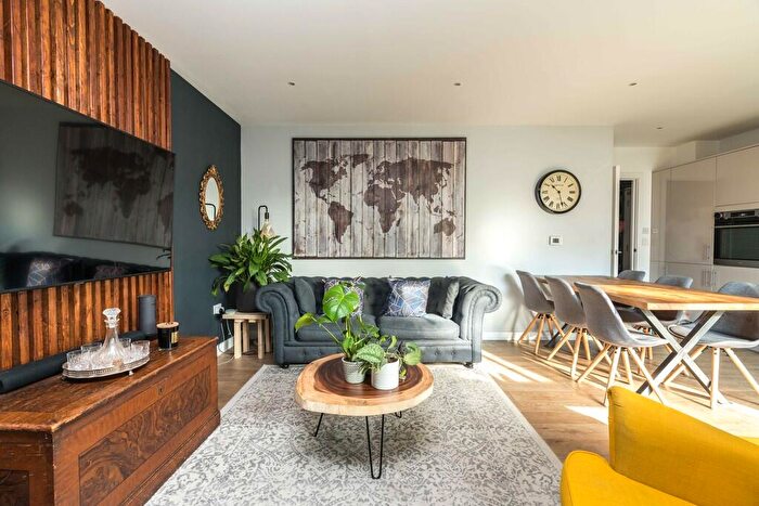 2 Bedroom Apartment For Sale In Elmington Road, London, SE5