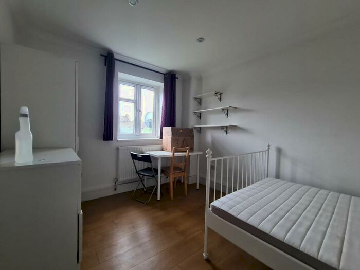 3 Bedroom Flat To Rent In Copeland House, SE11