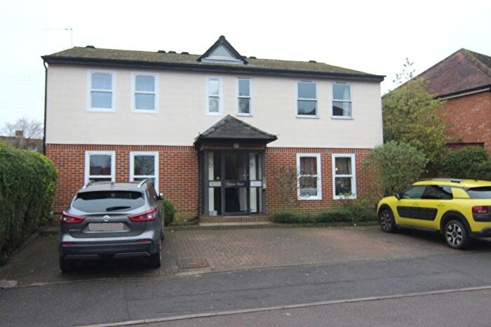2 Bedroom Flat To Rent In Osborne Road, Wokingham, Berkshire, RG40