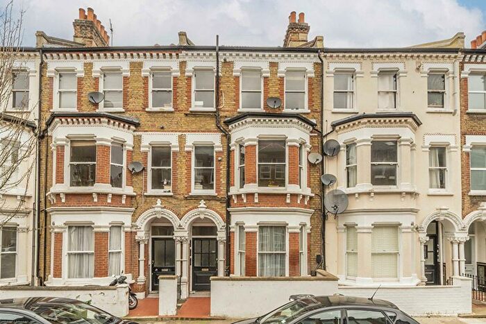 3 Bedroom Flat To Rent In Tremadoc Road, Clapham, SW4