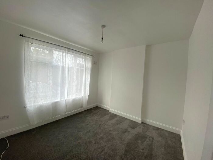 1 Bedroom Flat To Rent In Hall Lane, Chingford, E4