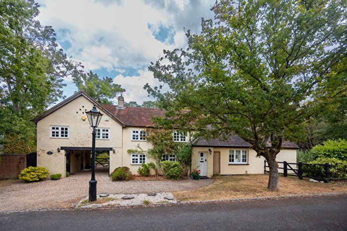 4 Bedroom Detached House For Sale In Dunt Lane, Hurst, RG10