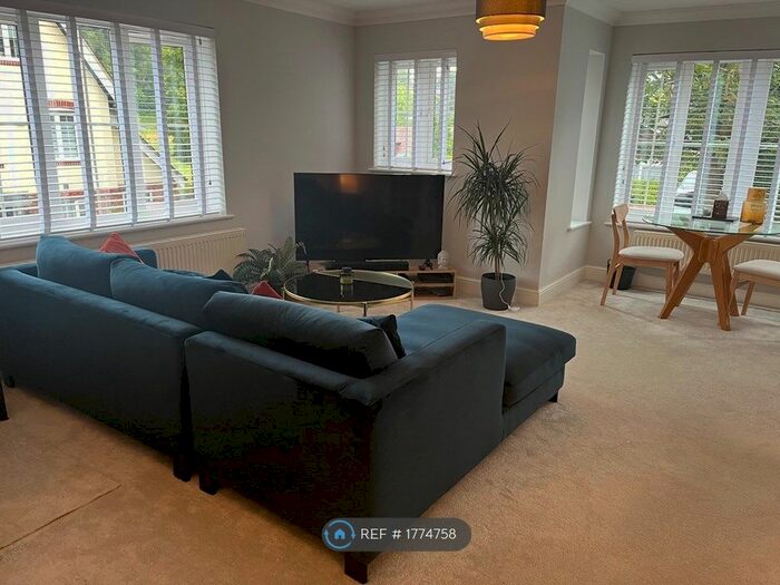 1 Bedroom Flat To Rent In Park View, Caterham, CR3