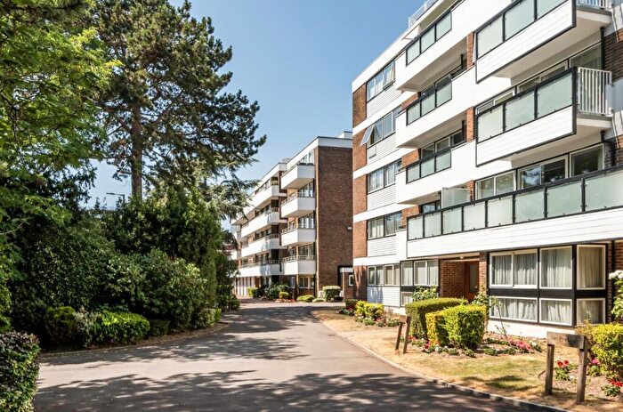 3 Bedroom Flat For Sale In Oakleigh Road North, Whetstone, N20