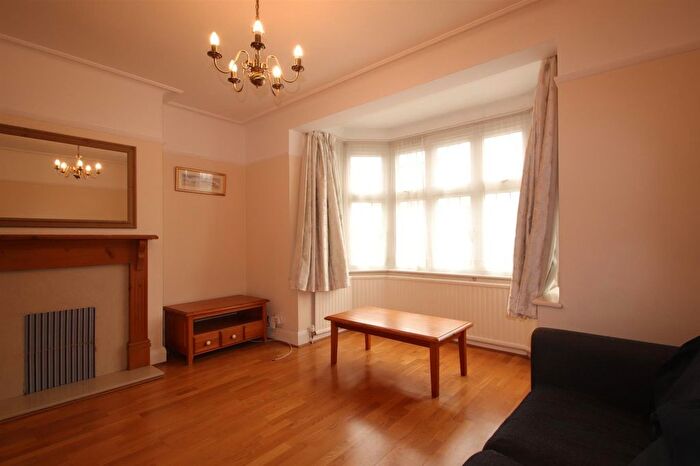 3 Bedroom Semi-Detached House To Rent In Lullington Garth, London, N12