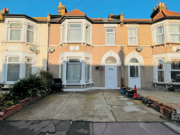 4 Bedroom House To Rent In Bengal Road, Ilford, IG1