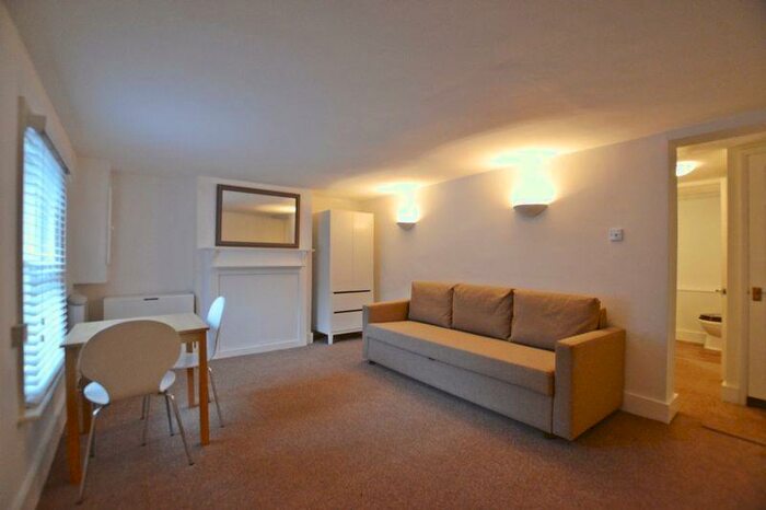 Flat To Rent In Portsmouth Road, Thames Ditton, KT7