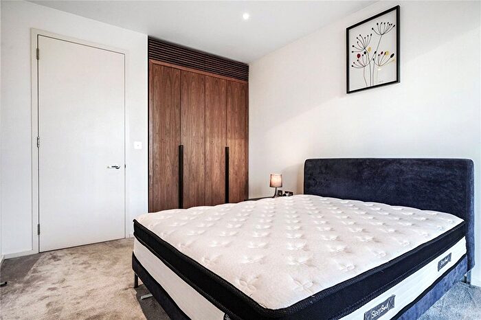 1 Bedroom Flat To Rent In Ambassador Building, New Union Square, London, SW8