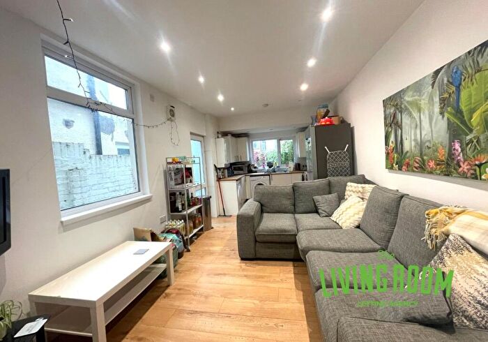 5 Bedroom House To Rent In Dogfield Street, Cathays, Cardiff, CF24