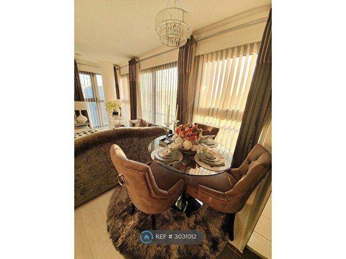 2 Bedroom Flat To Rent In Blackberry Court, South Woodford, E18