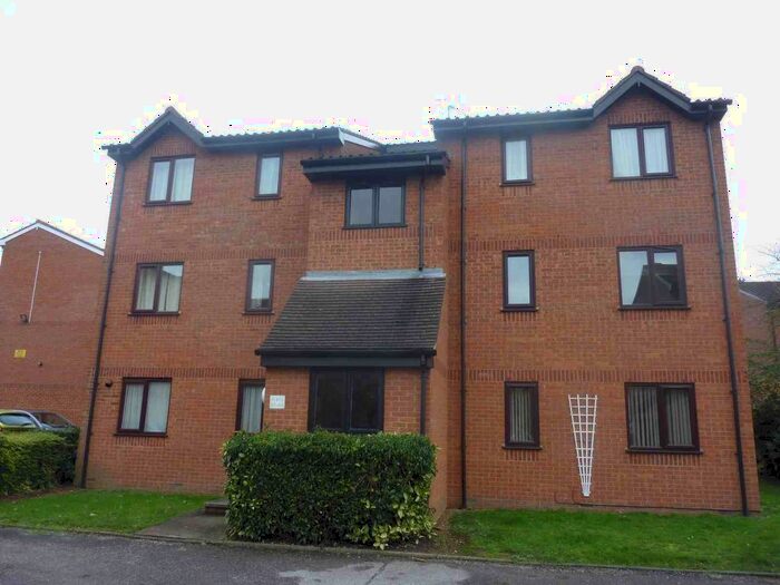 2 Bedroom Flat To Rent In Courtlands Close, Watford, WD24