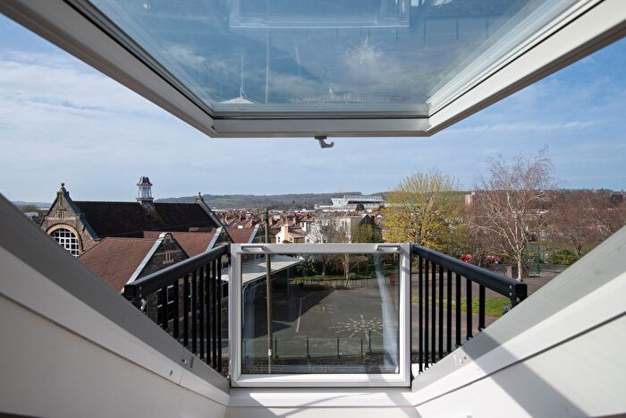 3 Bedroom Terraced House For Sale In Luckwell Road, Bedminster, Bristol, BS3