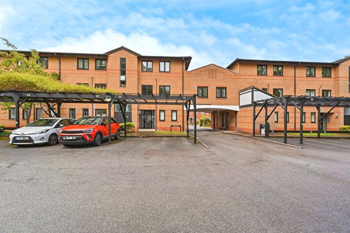 2 Bedroom Flat For Sale In Lake View, Kings Langley, WD4