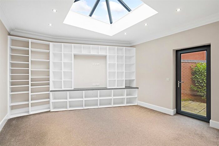5 Bedroom Detached House For Sale In Torksey Lock, Lincoln, LN1