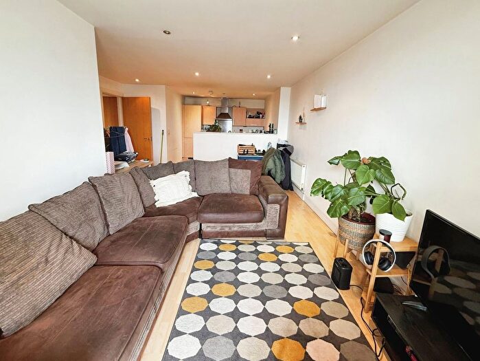 2 Bedroom Flat For Sale In Cromwell Court, Bowman Lane, Leeds, LS10
