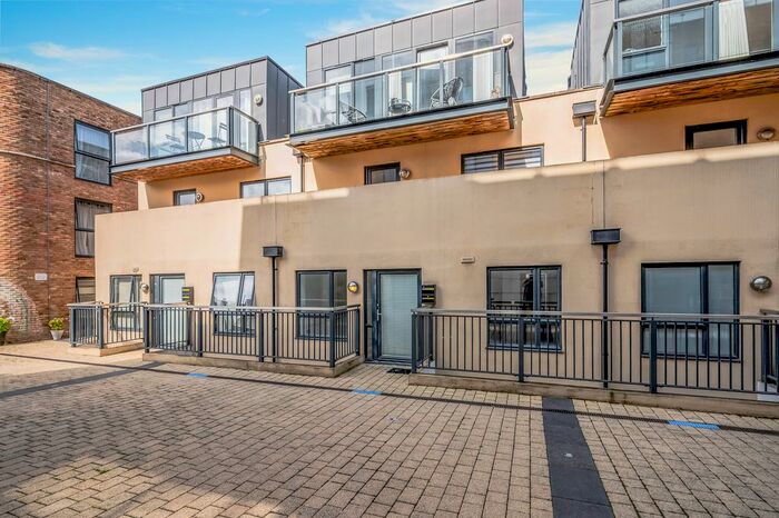 4 Bedroom Flat To Rent In Old Post Office Walk, Surbiton, KT6