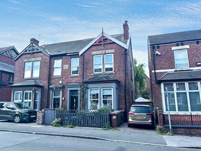 3 Bedroom Flat For Sale In Ferrybridge Road, Castleford, WF10