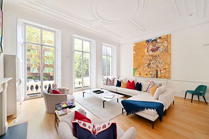 3 Bedroom Flat To Rent In Palace Gate, London, W8