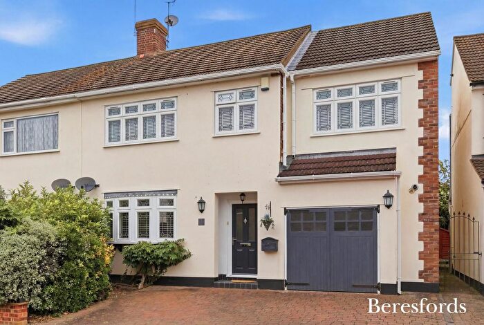4 Bedroom Semi-Detached House For Sale In Longwood Close, Upminster, RM14