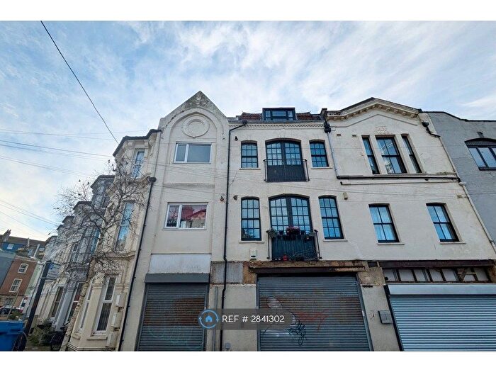 2 Bedroom Flat To Rent In St. Andrews Square, Hastings, TN34