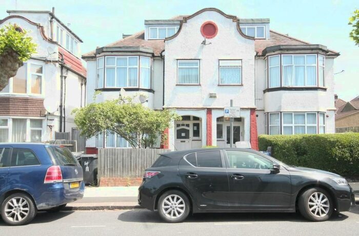 2 Bedroom Flat To Rent In The Drive, London, NW11