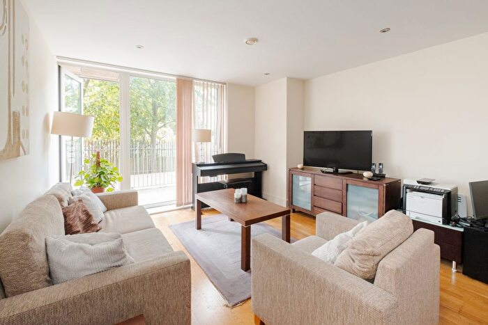 2 Bedroom Flat For Sale In Drayton Park, London, N5