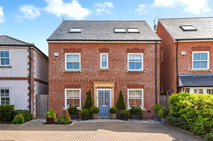 4 Bedroom Detached House For Sale In Lyndhurst Place, Chichester, West Sussex, PO19
